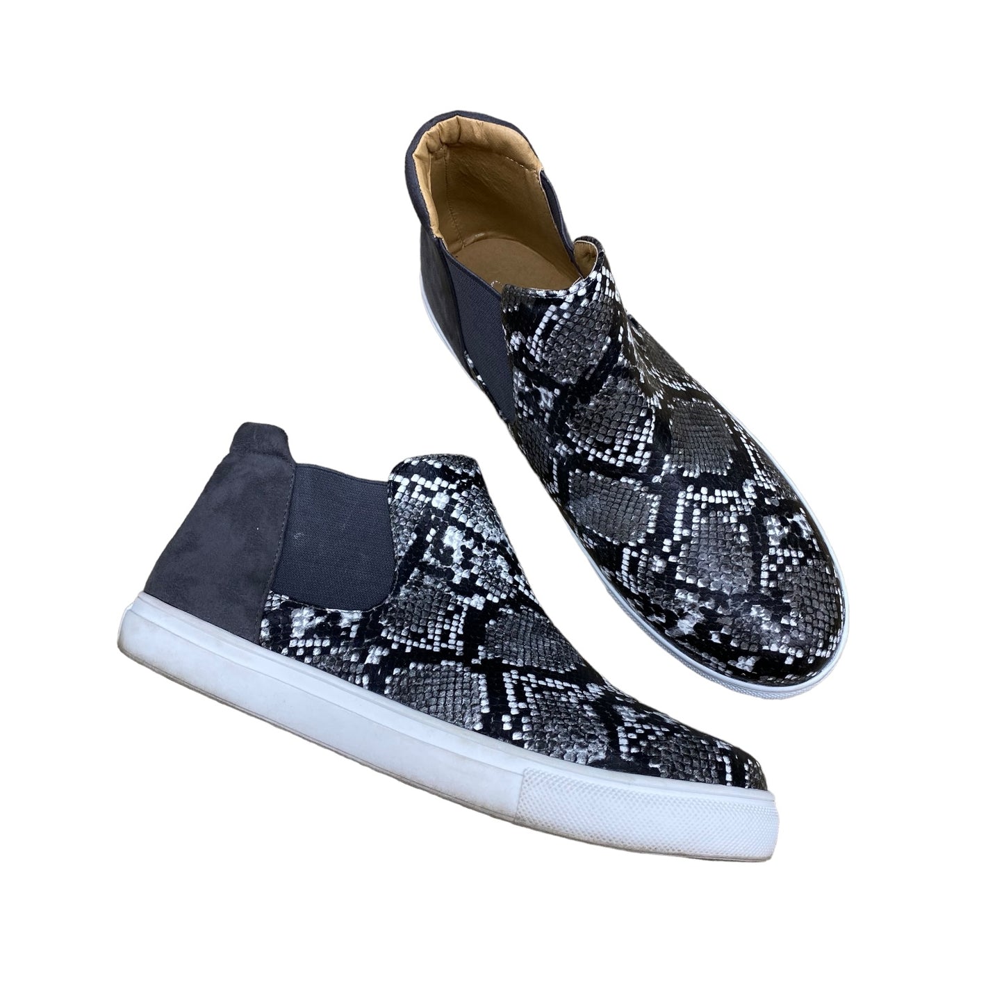 Shoes Sneakers By Clothes Mentor Size: 9