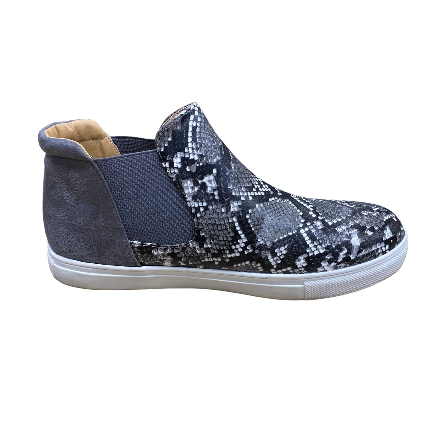 Shoes Sneakers By Clothes Mentor Size: 9