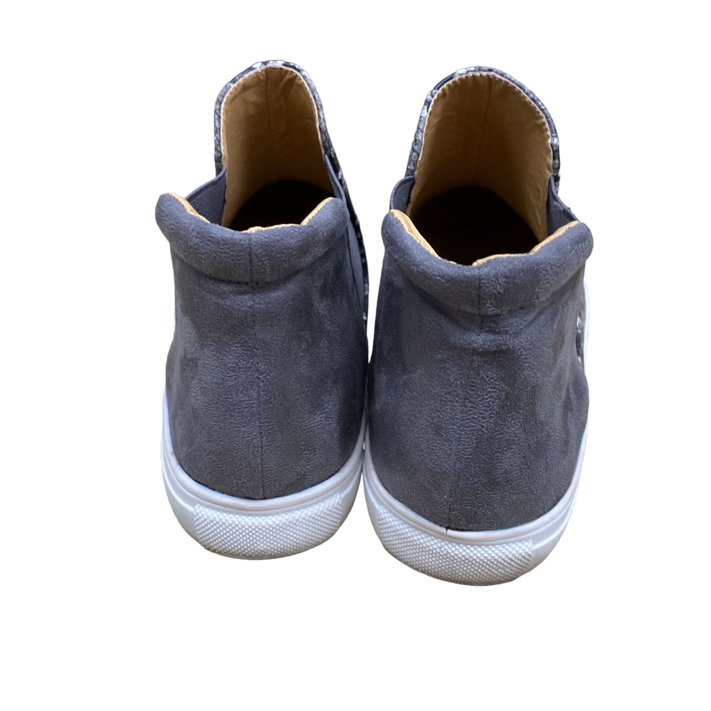 Shoes Sneakers By Clothes Mentor Size: 9