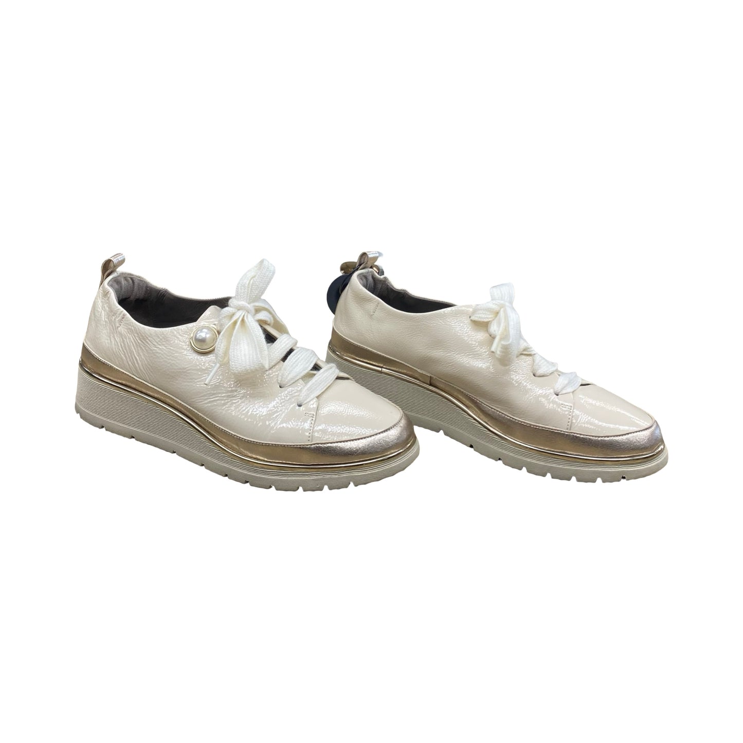 Shoes Sneakers By Vaneli In Cream, Size:9