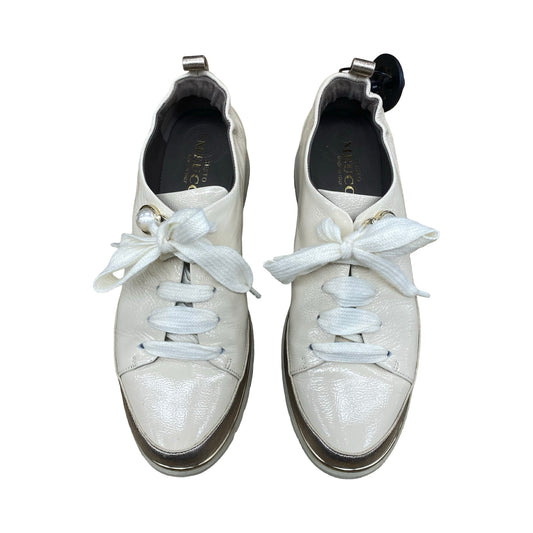 Shoes Sneakers By Vaneli In Cream, Size:9
