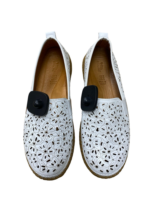 Shoes Flats By Spring Step In White, Size:10.5