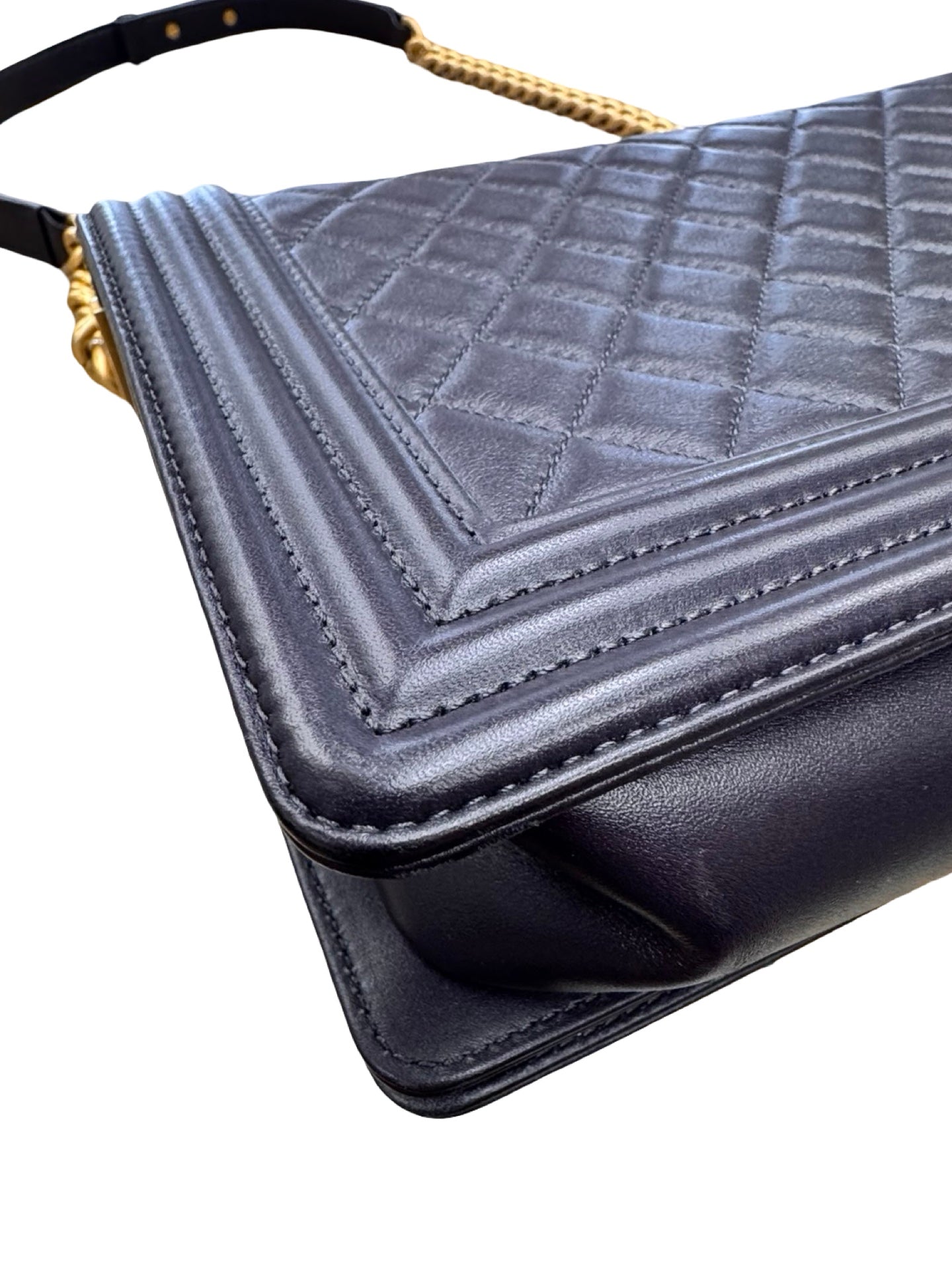 Grained Calfskin Black & Gold-Tone Metal
Chanel Boy Handbag Luxury Designer By Chanel In Black & Gold, Size:Large (6.9x11x3)