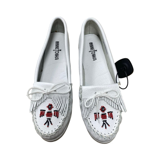 Shoes Flats By Minnetonka In White, Size:10