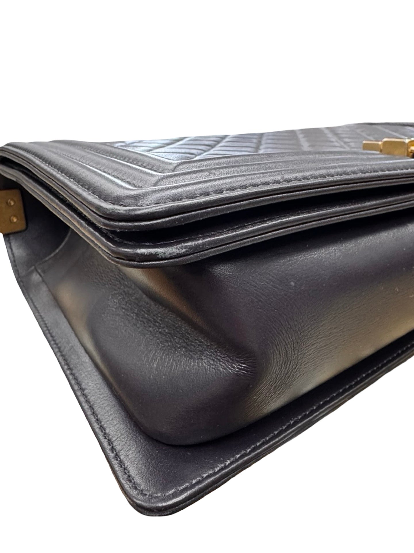Grained Calfskin Black & Gold-Tone Metal
Chanel Boy Handbag Luxury Designer By Chanel In Black & Gold, Size:Large (6.9x11x3)