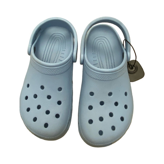 Sandals Flats By Crocs In Blue, Size:8