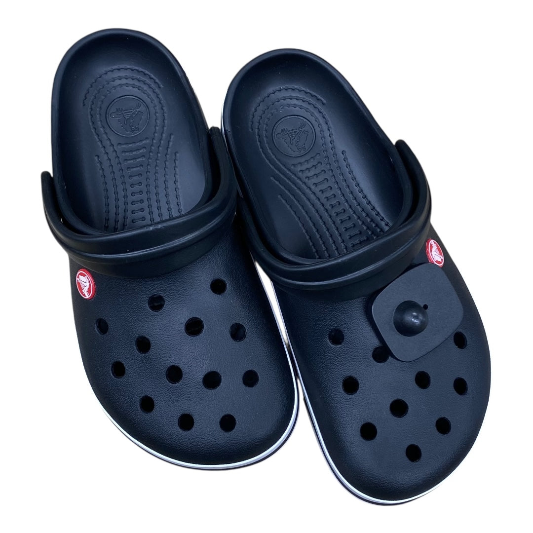 Sandals Flats By Crocs In Black, Size:8